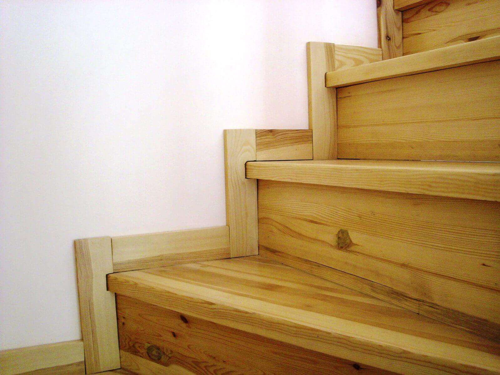 Плинтус для лестницы деревянный